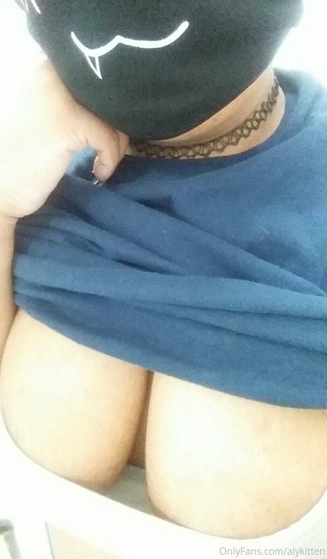 Raeraejiggles photo 17