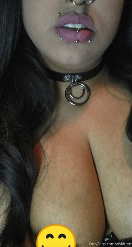 Raeraejiggles photo 22