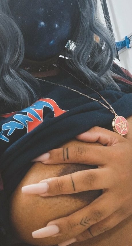 Raeraejiggles photo 28