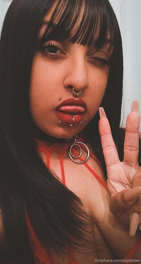 Raeraejiggles photo 30