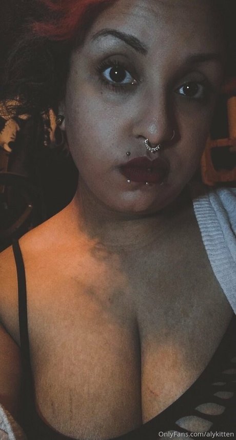 Raeraejiggles photo 31