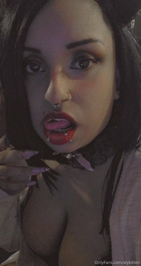 Raeraejiggles photo 49