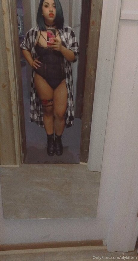 Raeraejiggles photo 51