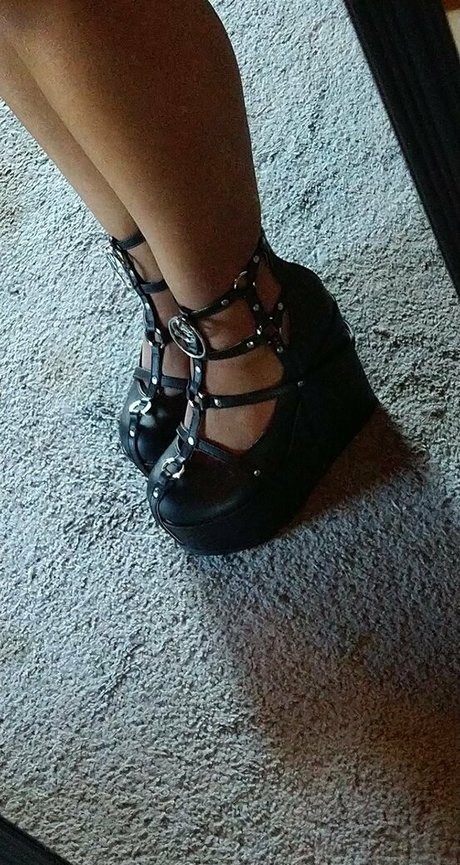 Raeraejiggles photo 65