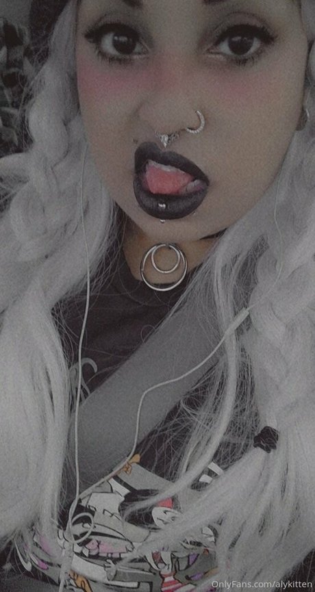 Raeraejiggles photo 69