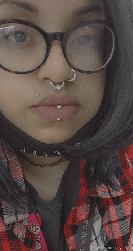 Raeraejiggles photo 70