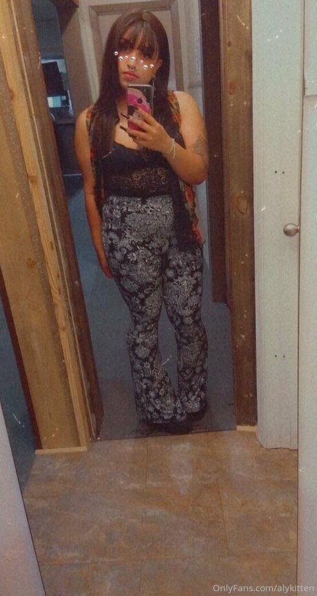 Raeraejiggles photo 75