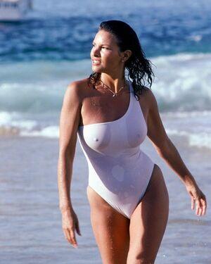 Raquel Welch photo 67