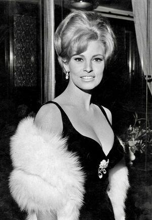 Raquel Welch photo 108