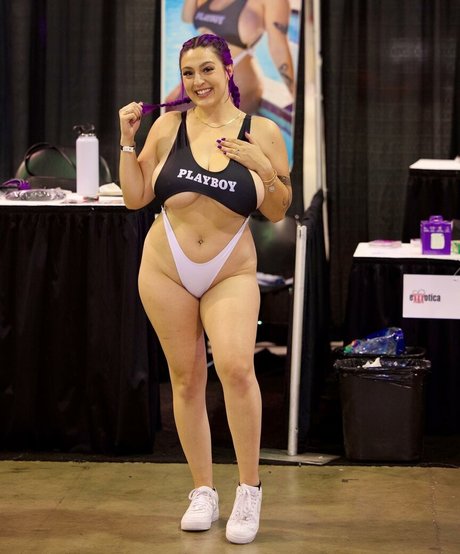 Reagan Foxx photo 40