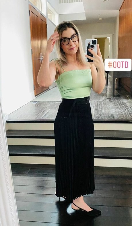 Rebecca Ford photo 18
