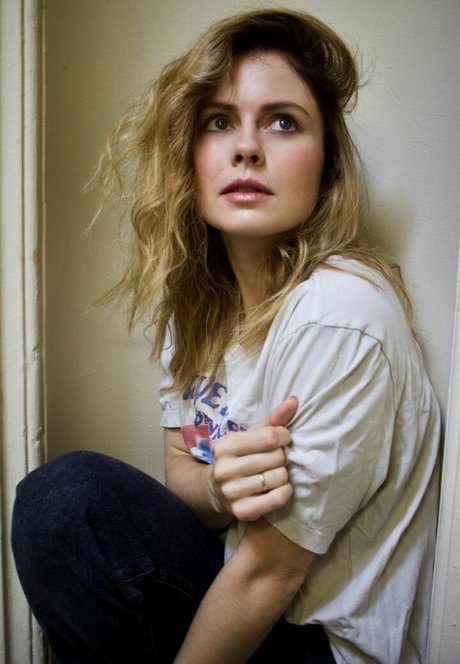Rose McIver photo 3