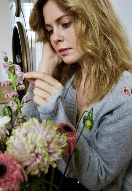 Rose McIver photo 7