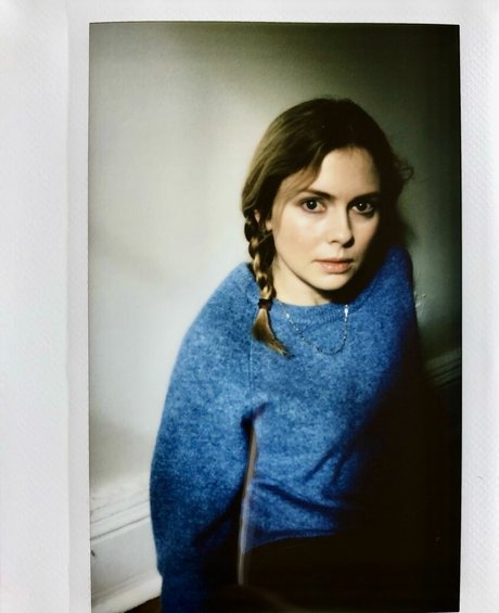 Rose McIver photo 9