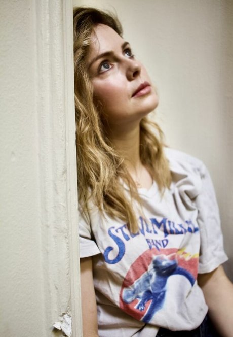 Rose McIver photo 16