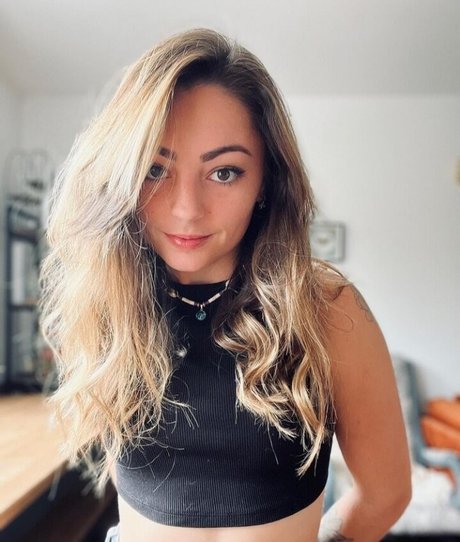 Roxane ASMR photo 32