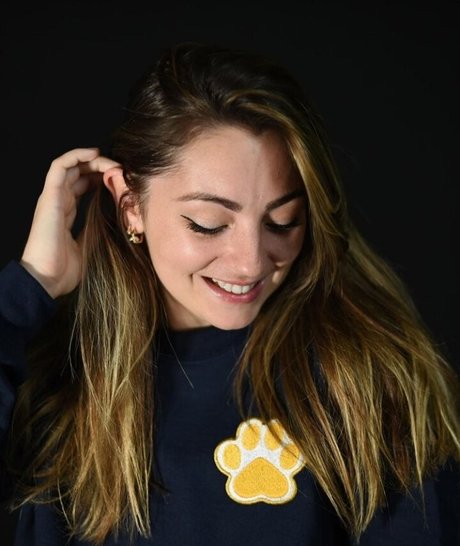 Roxane ASMR photo 33