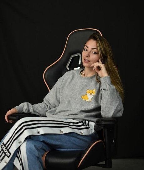 Roxane ASMR photo 35