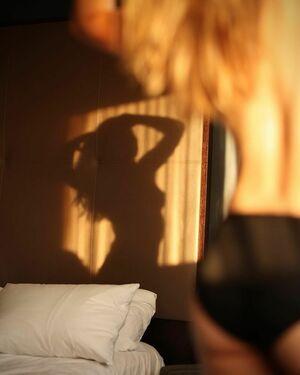 Roxane ASMR photo 20
