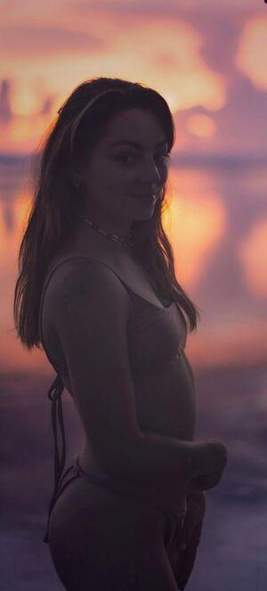 Roxane ASMR photo 27
