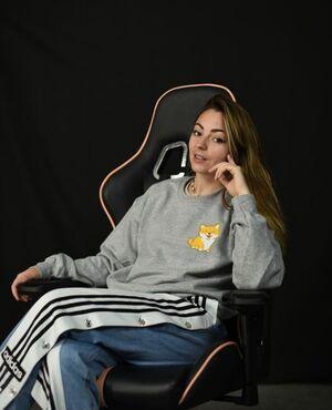 Roxane ASMR photo 33