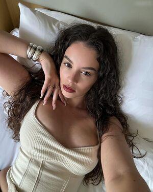 Sabrina Claudio photo 13