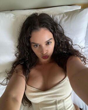 Sabrina Claudio photo 14