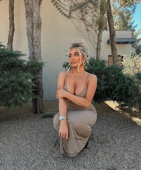 Saffron Barker photo 4
