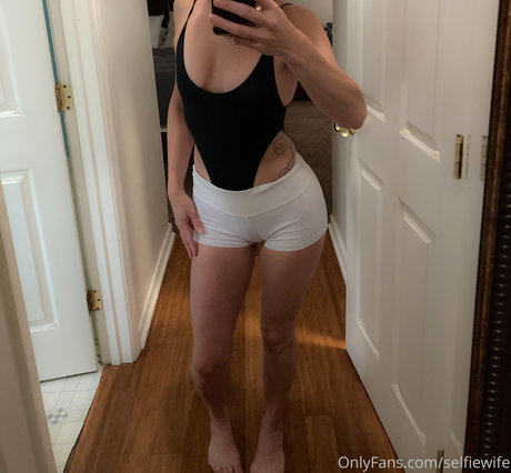 SelfieWife photo 21