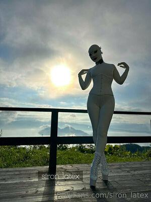 siron_latex photo 100