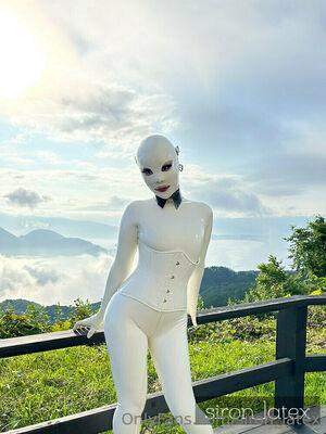 siron_latex photo 102