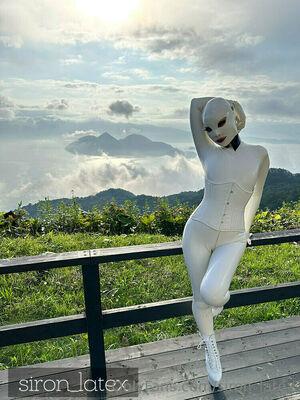 siron_latex photo 105
