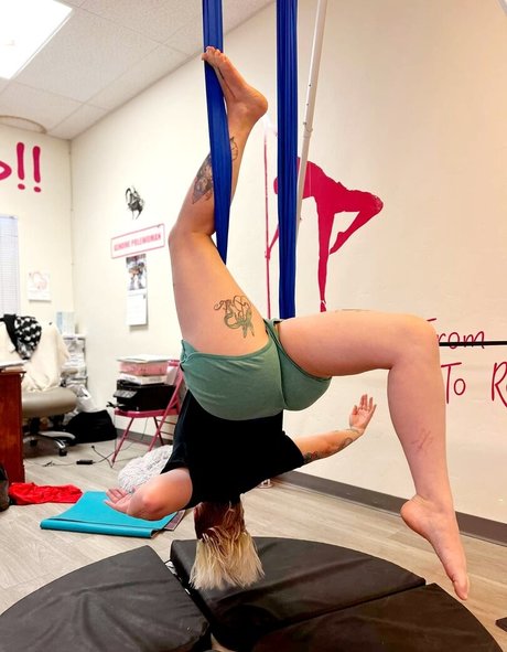 Skeletons_twin photo 12