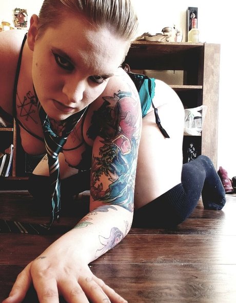 Skeletons_twin photo 21