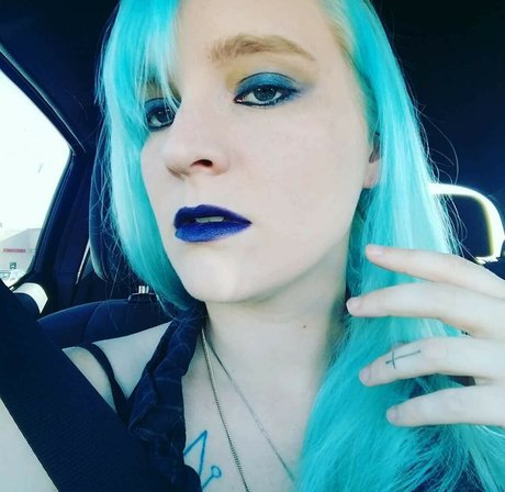 Skeletons_twin photo 35