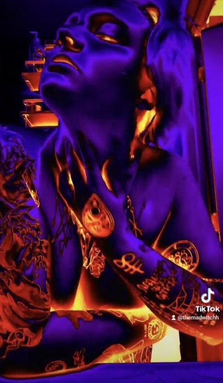 Skeletons_twin photo 37