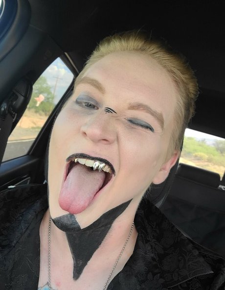 Skeletons_twin photo 38