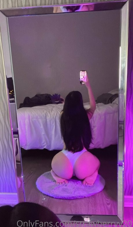 Strawbxrryy1 photo 3