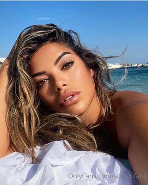 Suelyn Medeiros photo 1