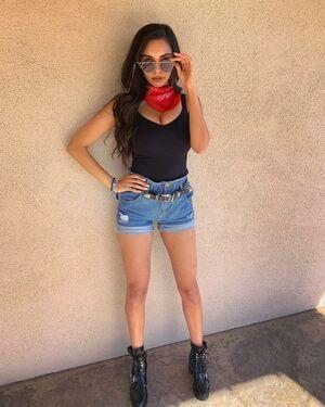 Tara Yazdi photo 133