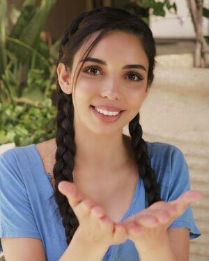 Tara Yazdi photo 140