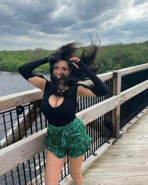 Tara Yazdi photo 300