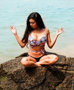 Tara Yazdi photo 504