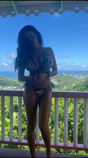 Tara Yazdi photo 510