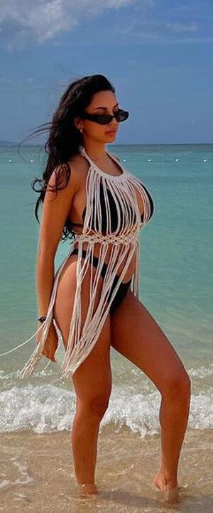 Tara Yazdi photo 525