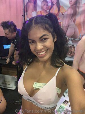 thereal_mayafarrell photo 5