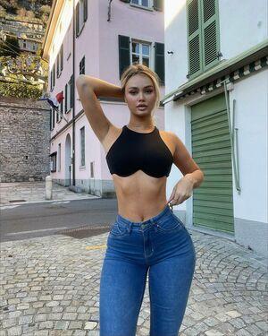 Uresa Zogu photo 96