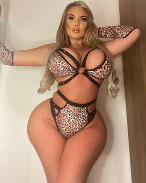 Victoria Lily Sinclair photo 1