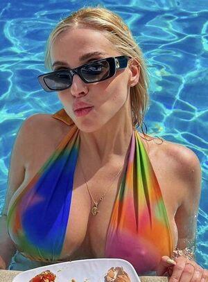 Violet Benson photo 1