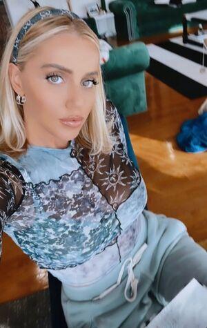 Violet Benson photo 16